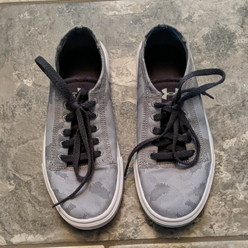 Boys size 1 under armour shoes